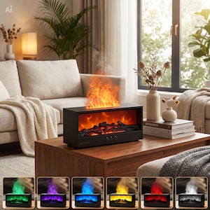 Può includere: Un caminetto elettrico nero con un effetto fiamma realistico, con braci incandescenti e un design rettangolare. Il caminetto è posto su un tavolino di legno in un soggiorno. L'immagine mostra anche il caminetto con diversi effetti fiamma colorati.