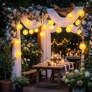 Peut inclure: Une scène de dîner romantique en plein air avec une pergola en bois ornée de fleurs et de lanternes en papier suspendues. Une table en bois est dressée avec des bougies et des fleurs.