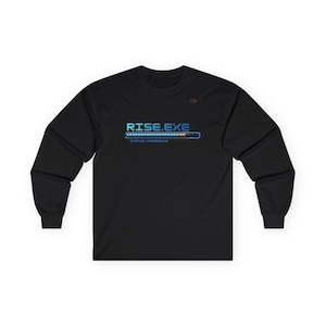 Peut inclure: T-shirt noir à manches longues avec le texte "RISE.EXE" en bleu et blanc, au-dessus d'une barre de progression. Les mots "STATUS UPGRADING" sont en dessous. Petit logo rouge sur l'épaule droite.