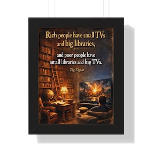 Puede incluir: Impresión artística enmarcada con borde negro. La imagen presenta una escena de biblioteca con una gran estantería, un escritorio con una lámpara y una persona viendo la televisión. El texto dice: "La gente rica tiene televisores pequeños y grandes bibliotecas, y la gente pobre tiene bibliotecas pequeñas y televisores grandes."