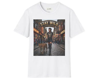 Bleib Wild Straßenszene Grafik T-Shirt | Gehende Frau mit Leopard