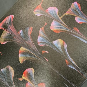 Puede incluir: Obra de arte abstracta con formas florales estilizadas en tonos rosa, rojo, azul y dorado sobre un fondo negro. La obra tiene un aspecto texturizado, con los colores mezclándose y fluyendo.