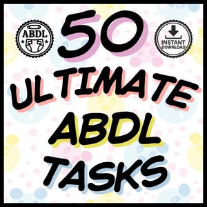 以下が含まれることがあります： 太字で遊び心のあるフォントで「50 ULTIMATE ABDL TASKS」というテキストを含むデジタルグラフィック。画像には、おむつのグラフィックと「ABDL」という単語が入った円形のロゴが含まれています。2番目の円形のロゴは「INSTANT DOWNLOAD」と表示されています。背景は、パステルカラーの円がある白です。