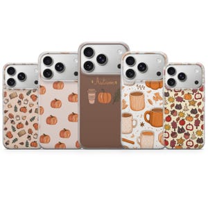 Könnte beinhalten: Fünf Smartphone-Hüllen mit herbstlichen Motiven. Die Hüllen zeigen Muster aus Kürbissen, Kaffeetassen, Blättern, Eicheln und Katzen. Eine Hülle ist braun und zeigt das Wort Autumn, einen Kaffeebecher, einen Kürbis und ein Blatt als Illustration.