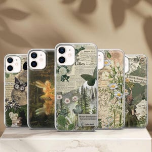 Peut inclure: Cinq coques de smartphone transparentes présentant des designs de type collage avec des éléments botaniques, des fées et des journaux vintage. Les motifs incluent des illustrations de papillons, de fleurs, de forêts et des extraits de texte.