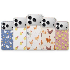 Peut inclure: Cinq coques de téléphone avec des motifs sur le thème des poulets. Les coques présentent des illustrations de poulets, de poussins et d'œufs sur des fonds bleus, blancs et roses. Les coques sont conçues pour un smartphone.