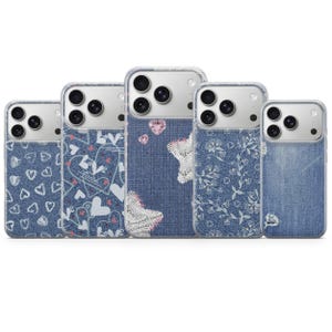 Op de afbeelding: Vijf telefoonhoesjes met denim-achtige texturen en diverse ontwerpen. De hoesjes hebben patronen van harten, bloemmotieven en een wit kanten ontwerp. De hoesjes hebben een transparante rand en een zilveren camerabehuizing.