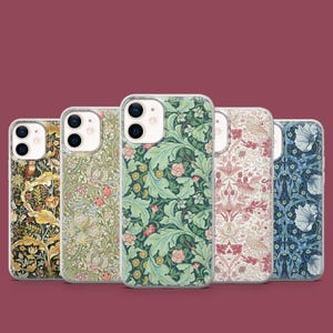 Op de afbeelding: Vijf smartphonehoesjes op een rij, elk met een eigen ingewikkeld bloemen- en botanisch patroon. De ontwerpen bevatten kleurenpaletten van zwart en goud, lichtgroen en roze, donkergroen en roze, crème en rood, en blauw en wit.