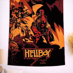 Op de afbeelding: Een Hellboy-wandtapijt met een opvallende illustratie. Het kunstwerk toont Hellboy, een roodhuidige demon, in een zwarte jas, met een grote stenen hand, tegen een achtergrond van vurige oranje en zwarte demonische figuren. De titel "Hellboy" is zichtbaar.