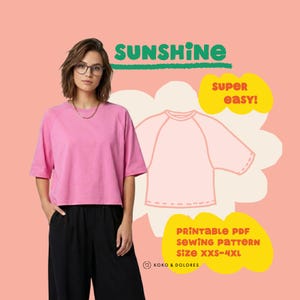 Könnte beinhalten: Eine Frau trägt ein pinkfarbenes Oberteil und eine schwarze Hose. Das Bild enthält den Text "SUNSHINE", "SUPER easy!" und "PRINTABLE PDF SEWING PATTERN Size XXS-4XL". Eine Strichzeichnung des Oberteils ist ebenfalls abgebildet.