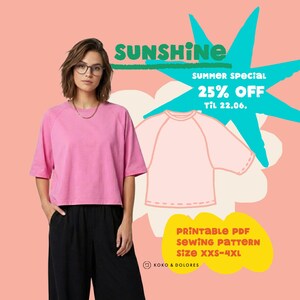 Könnte beinhalten: Ein rosafarbenes T-Shirt mit kurzen Raglanärmeln und Rundhalsausschnitt. Das Bild enthält den Text SUNSHINE, SUMMER SPECIAL 25% OFF TIL 22.06., PRINTABLE PDF SEWING PATTERN SIZE XXS-4XL und KOKO & DOLORES sowie eine Strichzeichnung des T-Shirts.
