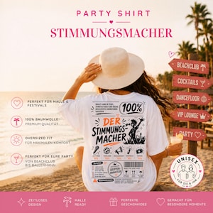 Può includere: Una t-shirt bianca oversize con grafica e testo nero stampati sul retro. Il design include le parole 'DER STIMMUNGSMACHER', la silhouette di una persona con un microfono e varie icone a tema festa come una palla da discoteca e un megafono.