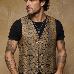 Peut inclure: Un gilet sans manches avec un motif peau de serpent marron et noir. Le vêtement présente une encolure en V et se ferme sur le devant par trois lanières horizontales fixées par des boucles métalliques. Il comprend deux poches latérales.