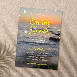 Könnte beinhalten: Einladung zum Thema Strand mit einer Strand-Szene bei Sonnenuntergang. Die Einladung lautet "Join Us On the Beach" in gelber Schrift. Details beinhalten Datum, Uhrzeit, Ort und RSVP-Informationen für Kaylees 18. Geburtstag.
