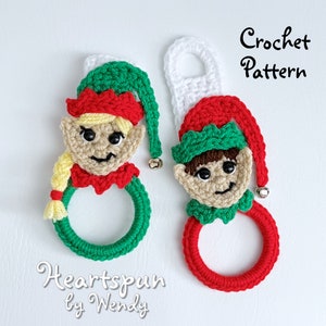 Puede incluir: Dos adornos de elfo de ganchillo con sombreros rojos y verdes, ribetes verdes y rojos y cascabeles. Los adornos tienen forma de anillo y son perfectos para colgar en un árbol de Navidad o usar como decoración festiva.