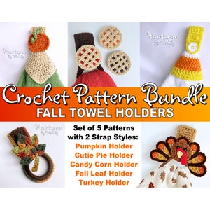 Könnte beinhalten: Ein Set mit fünf Häkelmustern für Handtuchhalter im Herbstthema. Die Muster umfassen ein Kürbis-, Kuchen-, Mais-, Herbstblatt- und Truthahn-Design. Die Muster sind in zwei Band-Stilen erhältlich.