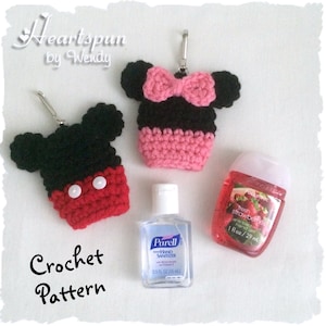 Peut inclure: Patron de crochet pour un porte-désinfectant pour les mains Mickey Mouse et Minnie Mouse. Les porte-désinfectants sont en fil rouge, noir et rose et ont des boutons blancs pour les yeux de Mickey. Le patron s'appelle "Heartspun by Wendy".