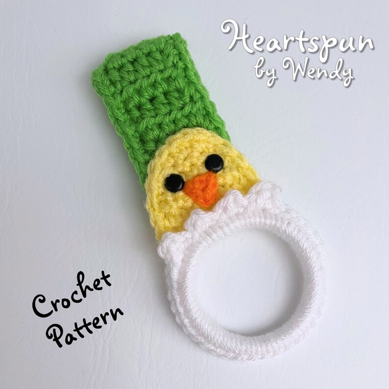 K&ouml;nnte beinhalten: H&auml;kelanleitung f&uuml;r ein gelbes K&uuml;ken mit gr&uuml;nem Hut und wei&szlig;em H&auml;kelring. Das Muster hei&szlig;t "Heartspun by Wendy".