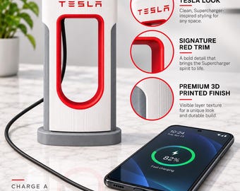 Pode incluir: Um suporte de carregamento de telefone estilo Tesla Supercharger branco e cinza com borda vermelha e o logotipo da Tesla. O suporte está conectado por um cabo preto a um smartphone exibindo 82% de carga. O texto inclui ICONIC TESLA LOOK, SIGNATURE RED TRIM, PREMIUM 3D PRINTED FINISH e CHARGE A BRIGHTER TOMORROW.