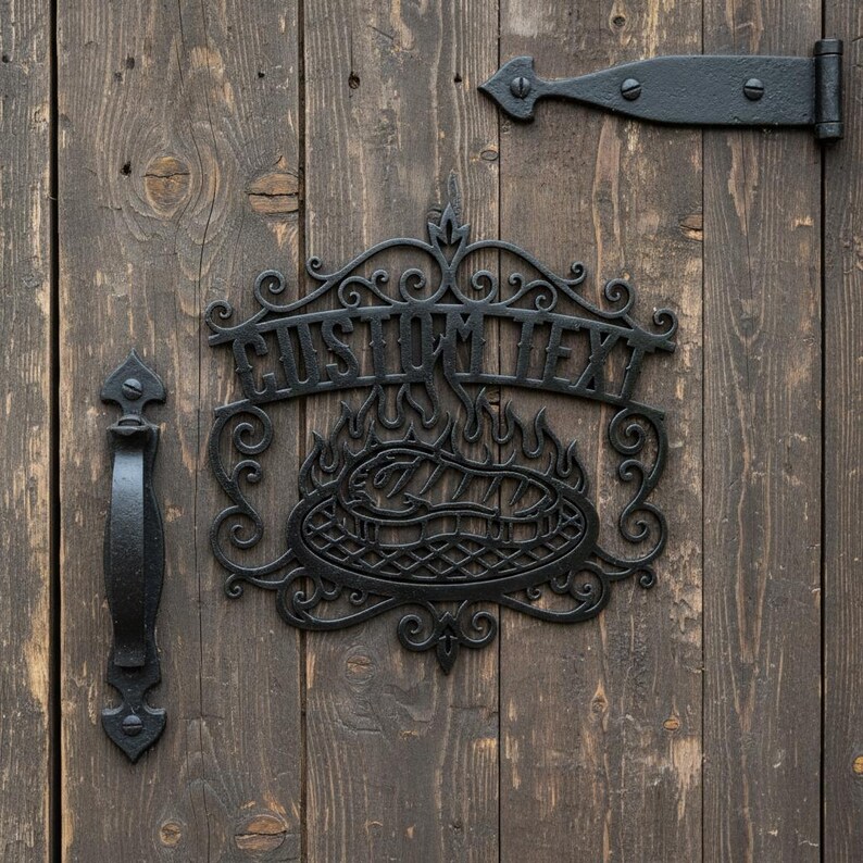 Puede incluir: Letrero de metal negro con el texto "CUSTOM TEXT" sobre un dise&ntilde;o decorativo de parrilla, montado en una puerta de madera envejecida. Incluye un tirador y una bisagra a juego.