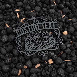 Puede incluir: Un letrero met&aacute;lico gris con la inscripci&oacute;n "CUSTOM TEXT" sobre una parrilla con llamas y un filete. El letrero est&aacute; rodeado de adornos decorativos. El letrero est&aacute; colocado sobre un lecho de rocas negras y virutas de madera.