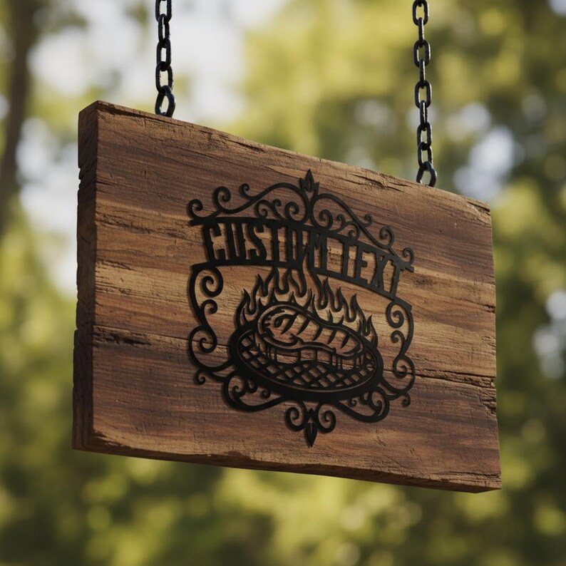 Puede incluir: Un letrero de madera r&uacute;stica con un dise&ntilde;o de metal negro que representa un filete en una parrilla con llamas. El letrero, suspendido por una cadena negra, tiene el texto "CUSTOM TEXT" en una fuente ornamental.