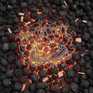 Puede incluir: Un letrero de metal gris con el texto "CUSTOM TEXT" y un dise&ntilde;o de parrilla, sobre un fondo de brasas y carb&oacute;n. El letrero est&aacute; rodeado de carb&oacute;n negro y peque&ntilde;os trozos de madera.
