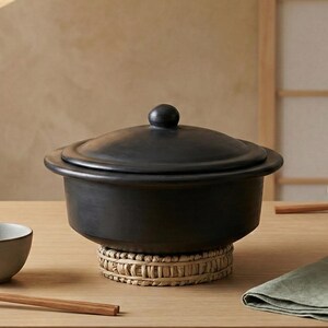 Oglaserad svart lera Kadai med lock, plattbottnad jordgryta, 2,5 l
