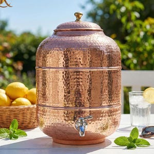 Vattendispenser i ren koppar med kran, förvaring av hamrad kopparvattentank, ayurvediskt kopparkärl, rustikt köksredskap