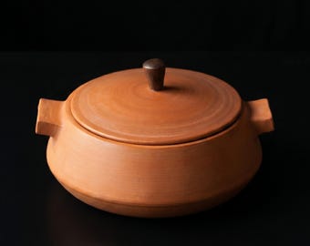 Vaso in terracotta con coperchio, ceramica artigianale realizzata a mano con la tecnica della cottura a fuoco lento, ideale come regalo per la cucina o per un'inaugurazione di casa.
