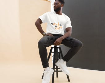 Klassisches Unisex-T-Shirt Never Give Up Motivations-T-Shirt in kräftigem Gelb und Schwarz, perfekt für das tägliche Selbstvertrauen und Stärke.