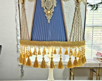 Handgerestaureerde vintage tafellamp 25 blauwgouden kap met franjes, originele basis hersteld