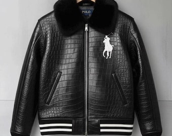 Chaqueta bomber de piel negra con textura de cocodrilo y cuello de piel, diseñada al estilo motero universitario de Polo.