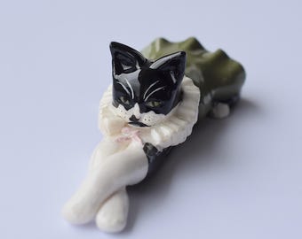 Elizabethan Luna Cat Figure