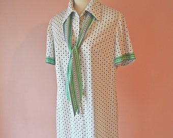 Vintage 1970s  Shirt Dress.   Short Sleeve Shift  Dress.  Pussy Bow. Amy Adams. Up to 40" Bust.  Modern Size Medium 10 12 Large 14  - VDS232