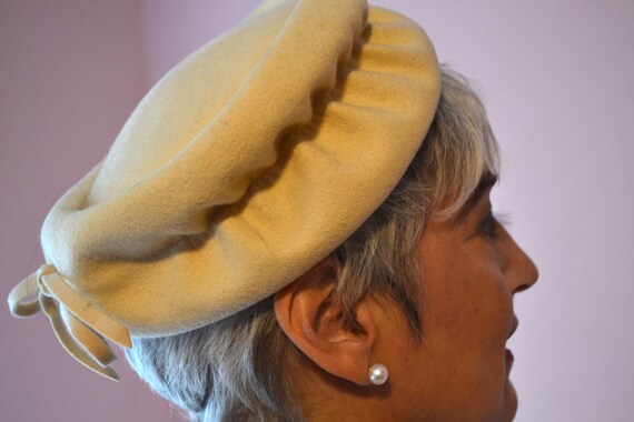 1950s Ivory Felted Wool Pillbox Hat. Winter Dress Hat  display picture 3