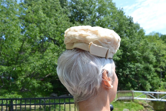 Beige Perching Pillbox Hat / Netting / Sailor Hat… - image 4