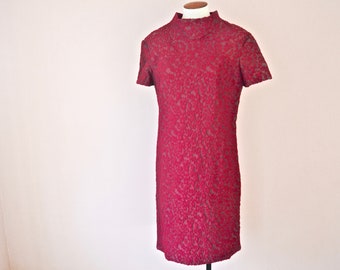 Vintage 1960s Raspberry Textured Shift Dress. Embroidered Short Sleeve Dress.  Cowl Neck.  Modern Size Small 6 8 -   VDS220