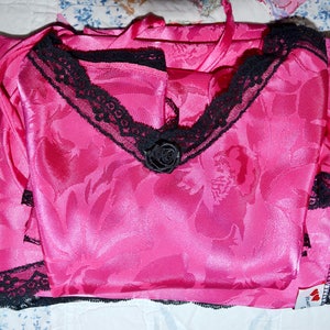 Chemise Satin rose et Robe avec dentelle noire. Peignoir court ensemble. Lingerie vintage. Sleepthings cœur à cœur. Taille moderne XS petit moyen VL392