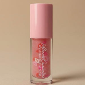 Puede incluir: Un tubo de brillo labial transparente con tapa rosa. El brillo interior es rosa claro con pequeñas motas de colores. La etiqueta dice "Aleena Cosmetics Moisturizing Lip Gloss" en letra cursiva.