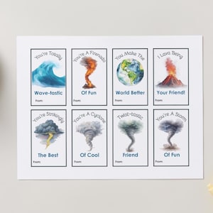 Könnte beinhalten: Eine weiße Karte mit acht rechteckigen Designs, die jeweils eine andere Illustration zum Thema Wetter und einen spielerischen Satz zeigen. Die Sätze lauten unter anderem "Wave-tastic", "Of Fun" und "World Better". Die Karte liegt auf einer hellgrauen Oberfläche.