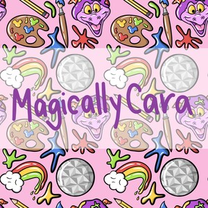 Puede incluir: Un patrón repetitivo sobre un fondo rosa presenta ilustraciones de dibujos animados de un dragón púrpura, paletas de pintura, arcoíris y formas geométricas. El texto "Magically Cara" está escrito en escritura púrpura en el centro de la imagen.