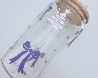 Retro bow and Christmas tree glass can | festive iced coffee cup with lid and straw | secret Santa drinkware | xmas gift for friends |