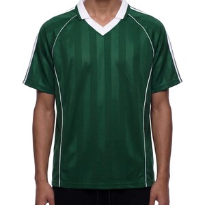 Pode incluir: Uma camisa de manga curta com decote em V num tom verde floresta profundo com um padrão subtil de riscas verticais. A peça inclui uma gola branca nítida e detalhes de debrum branco fino ao longo das mangas e pelas laterais.