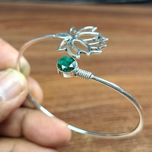 手作りのグリーンエメラルドシルバーメッキバングル、ボヘミアン風調節可能カフブレスレット