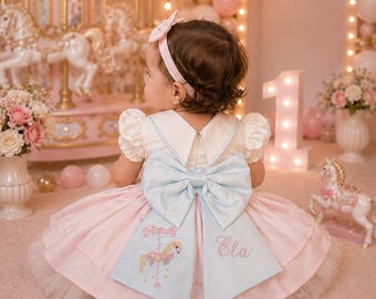 Personalisierte Karussellpferd Geburtstagskleid, Pastell Rosa Blau Baby Mädchen Outfit