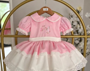 Personalisierte rosa weiße Baby-Kleid, gestickte Initiale, erster Geburtstag Outfit