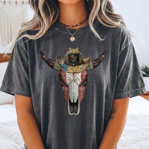 Chemise de cow-boy en faux patchwork avec crâne de vache, couleurs confort, matelassé à motifs, T-Shirt tête de mort de vache occidentale à la mode, cadeau en t-shirt tête de mort de taureau pour les amateurs de western