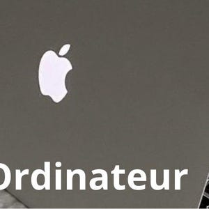 May include: A silver laptop with the Apple logo illuminated on the lid. The keyboard is partially visible. The text "Défi Ordinateur" is displayed at the bottom of the image.
