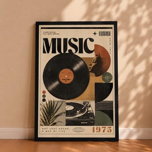 Op de afbeelding: Een ingelijste rechthoekige poster met een zwarte vinylplaat, een platenspeler, een palmblad en het silhouet van een persoon. De tekst luidt "WHERE WORDS FAIL, MUSIC SPEAKS", "SOUL VIBES", "NOT JUST SOUND, A WAY OF LIFE" en "1975" in een kleurenpalet van beige, zwart en bruin.